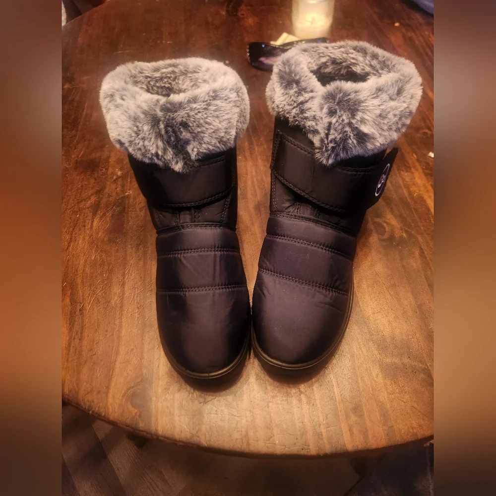 GO Womens Black Fur-Lined Winter Boots
